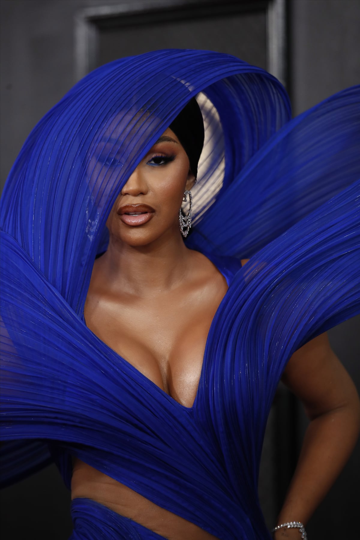 Subastan por un poco menos de cien mil dólares el micrófono que Cardi B tiró en un concierto 