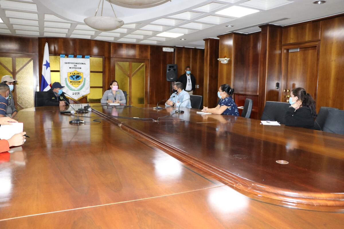 Nicaragüenses son atendidos por las autoridades de Migración