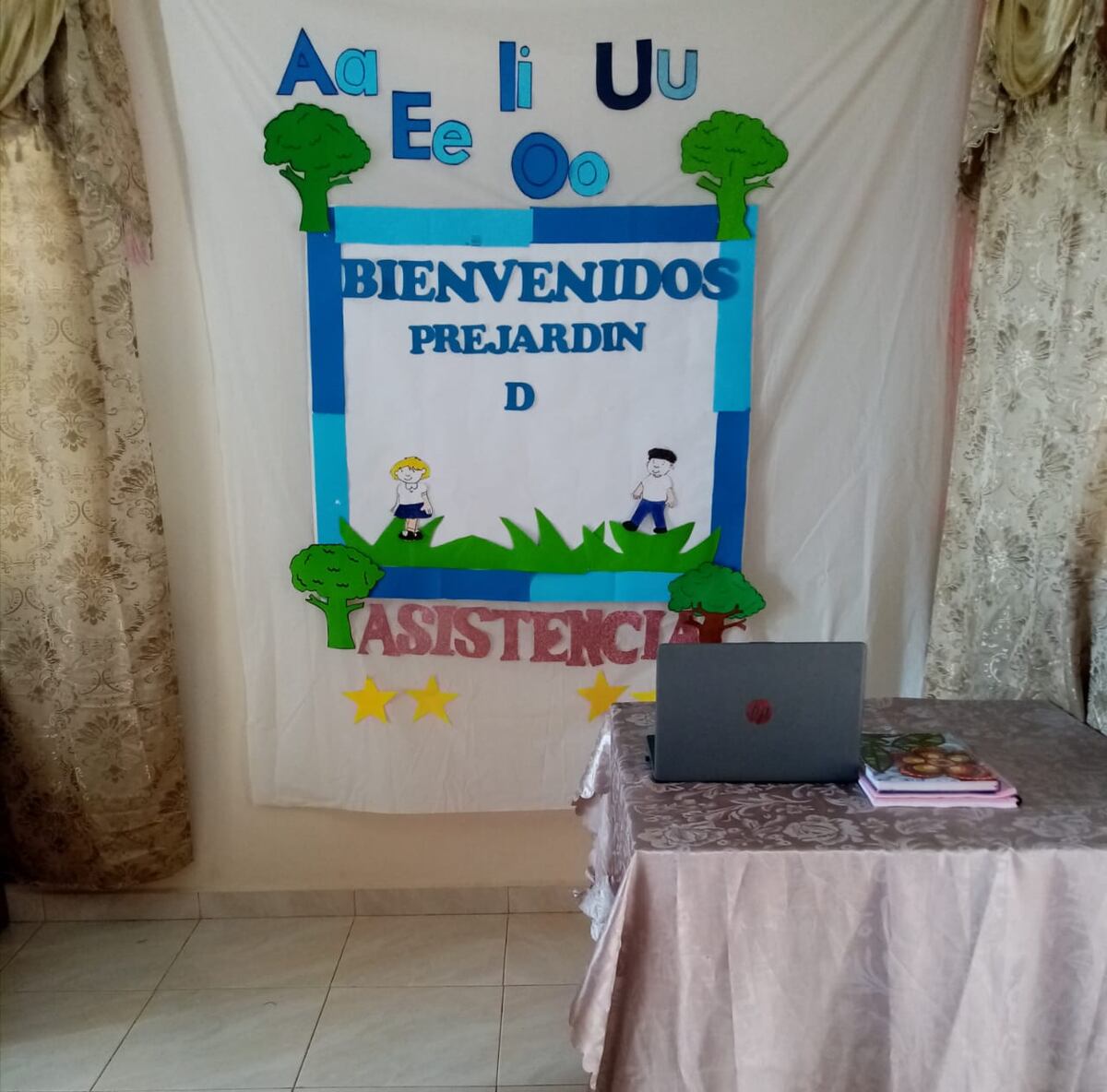 Docentes alistan su espacio en casa para impartir clases este lunes, 20 de julio