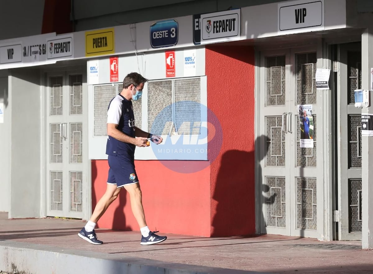 Nada de covid. Thomas Christiansen reaparece en el Rommel Fernández