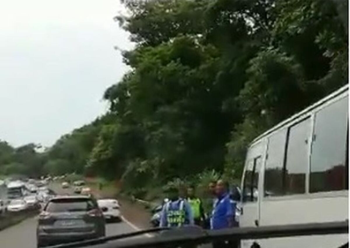 Robo a mano armada.Pasajeros se enfrentan a delincuentes en bus en Loma Cová