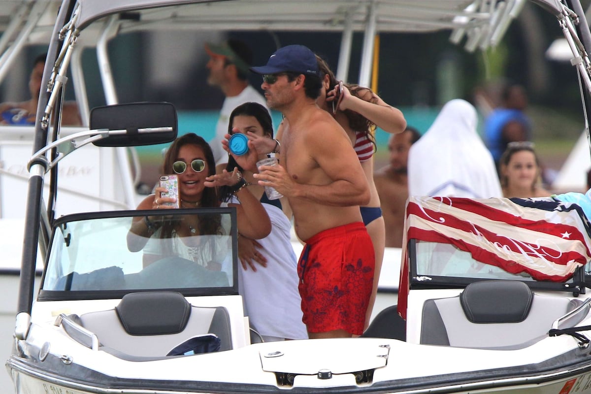 Chayanne deja ver su pancita a los 50 años de edad