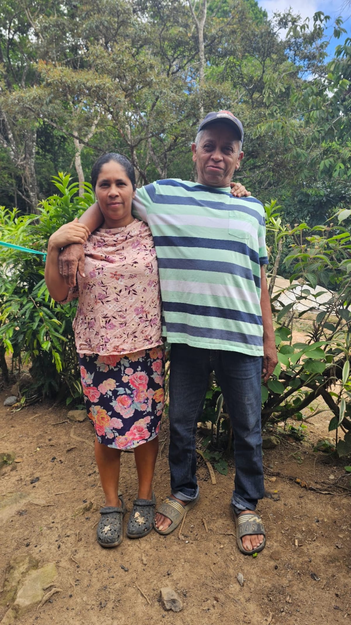 Vecinos se unen para construirle una casa a una pareja de campesinos en Chitra