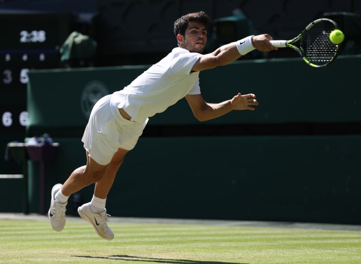 Wimbledon tiembla: Alcaraz remonta y se acerca al récord de Borg