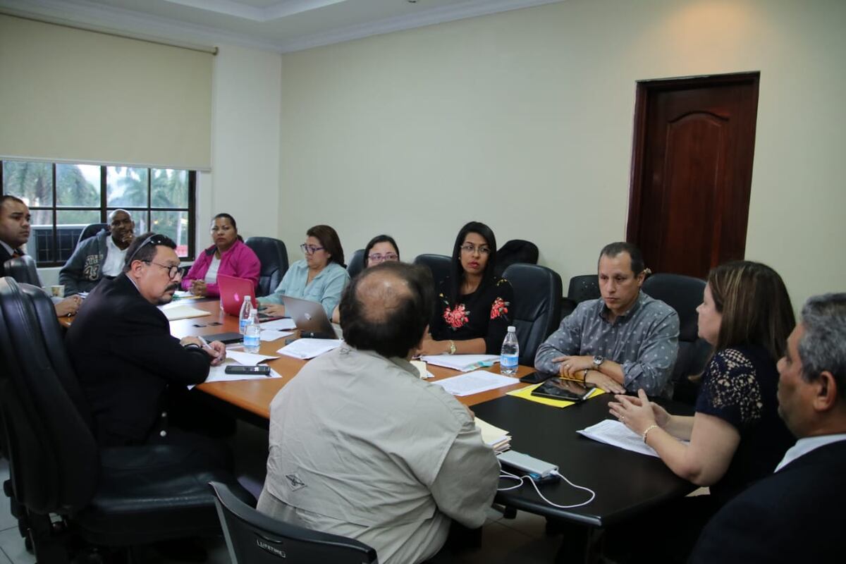 La Ministra de Salud consultará  a la Pocuraduría de la Administración solicitud de los técnicos laboratoristas