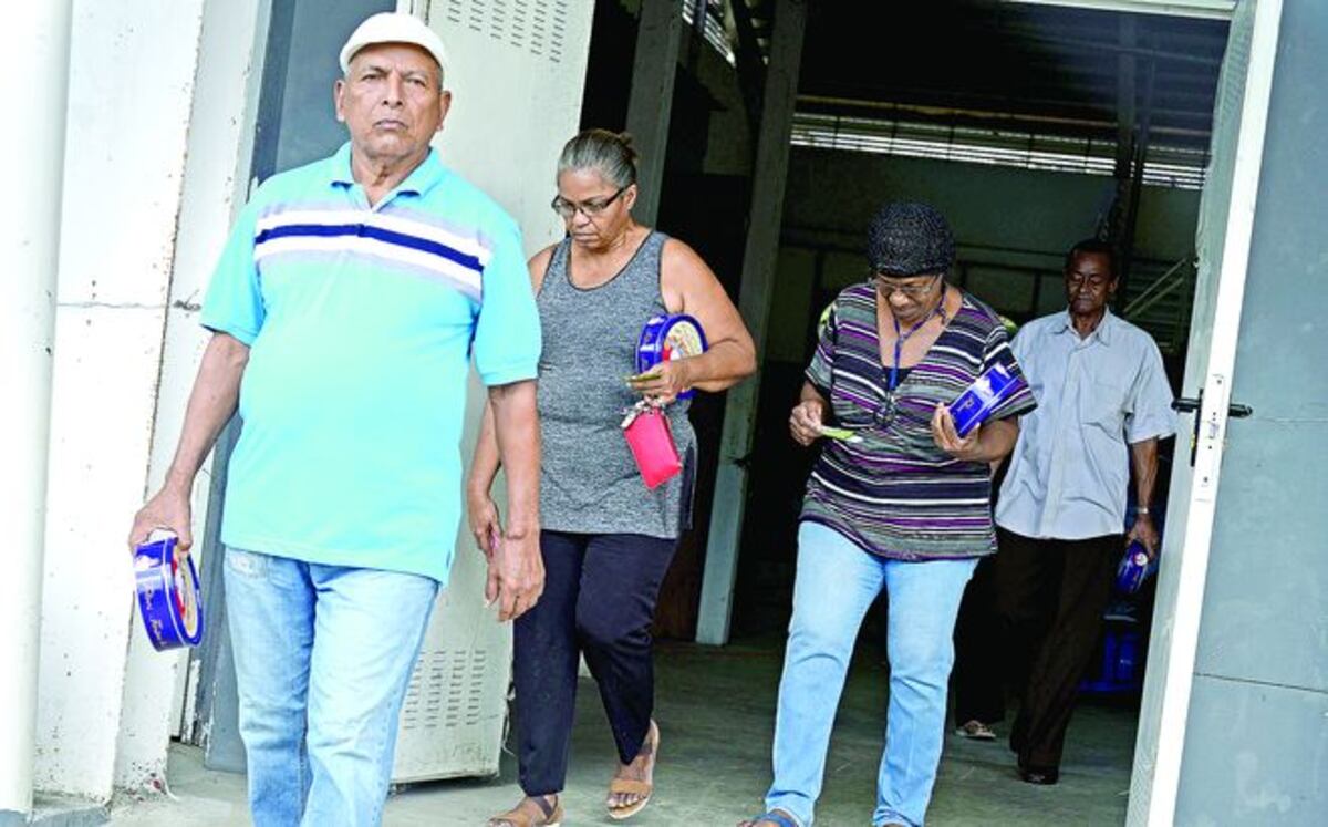 ¡CHORRILLEROS SE LLEVARON BONOS! 'Chello Gálvez reparte galletas con su imagen 