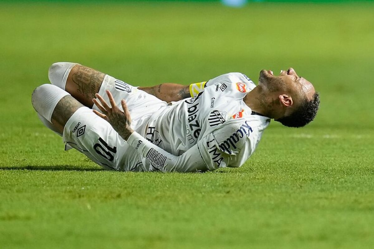 Neymar Jr. abandona entre lágrimas su partido número 100 en Vila Belmiro por nueva lesión