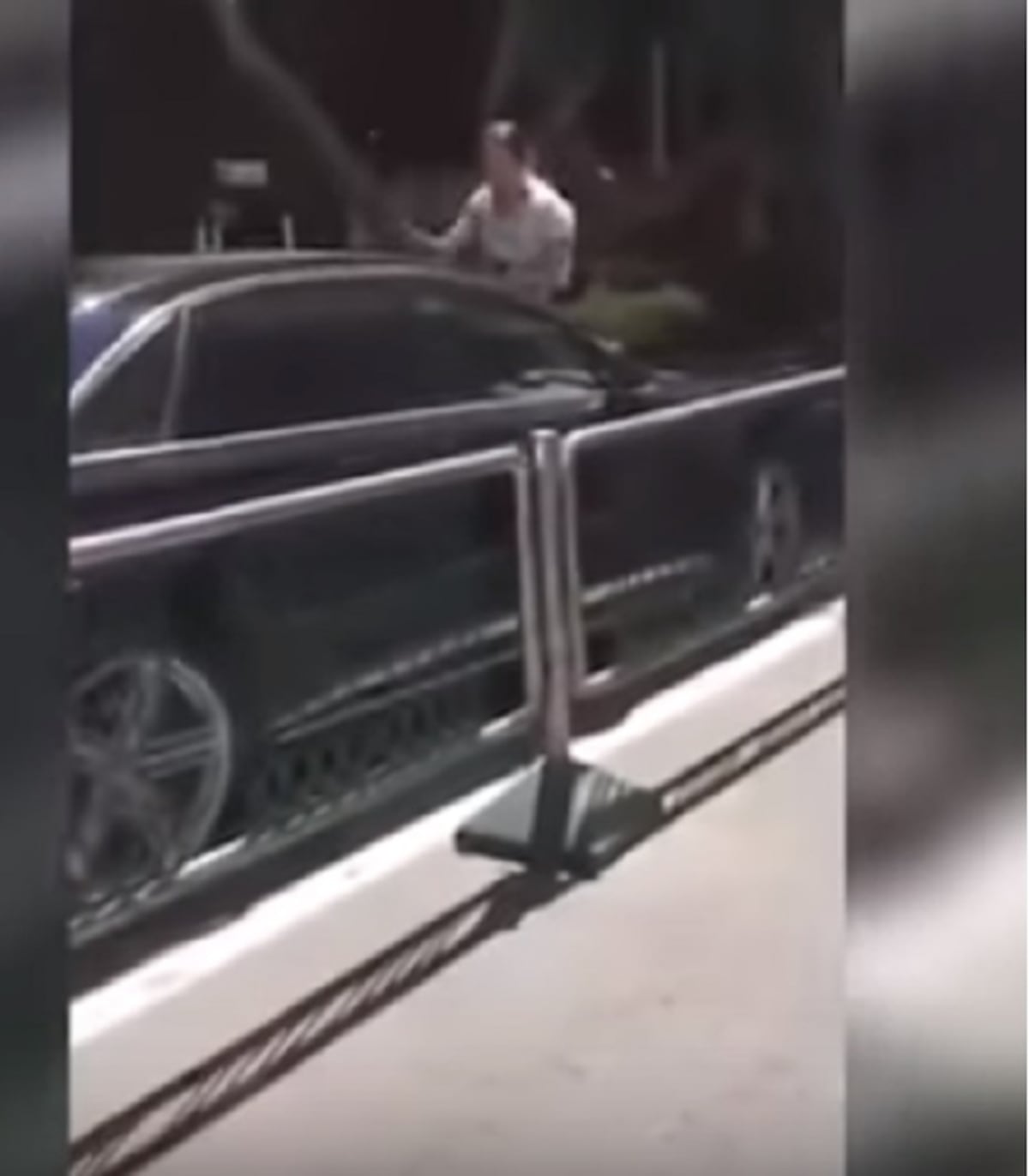 Mujer sorprende a su marido con la amante y se tira encima del auto