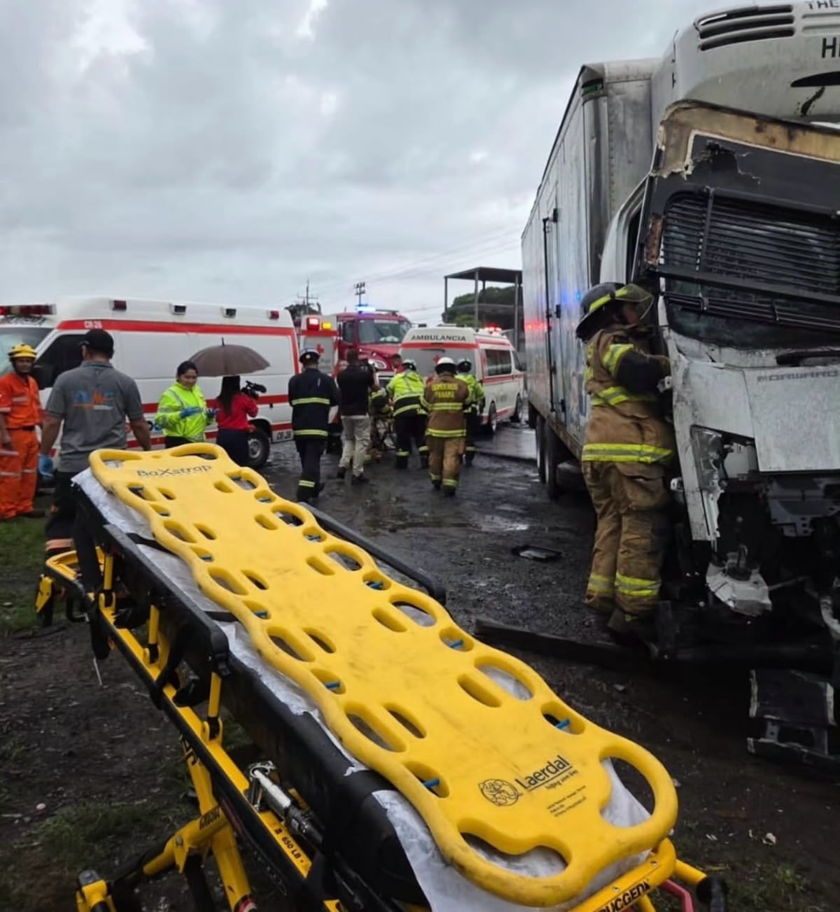 ÚLTIMA HORA. Triple colisión en El Espino deja cinco heridos y dos personas atrapadas; bus, volquete y panel involucrados + Videos