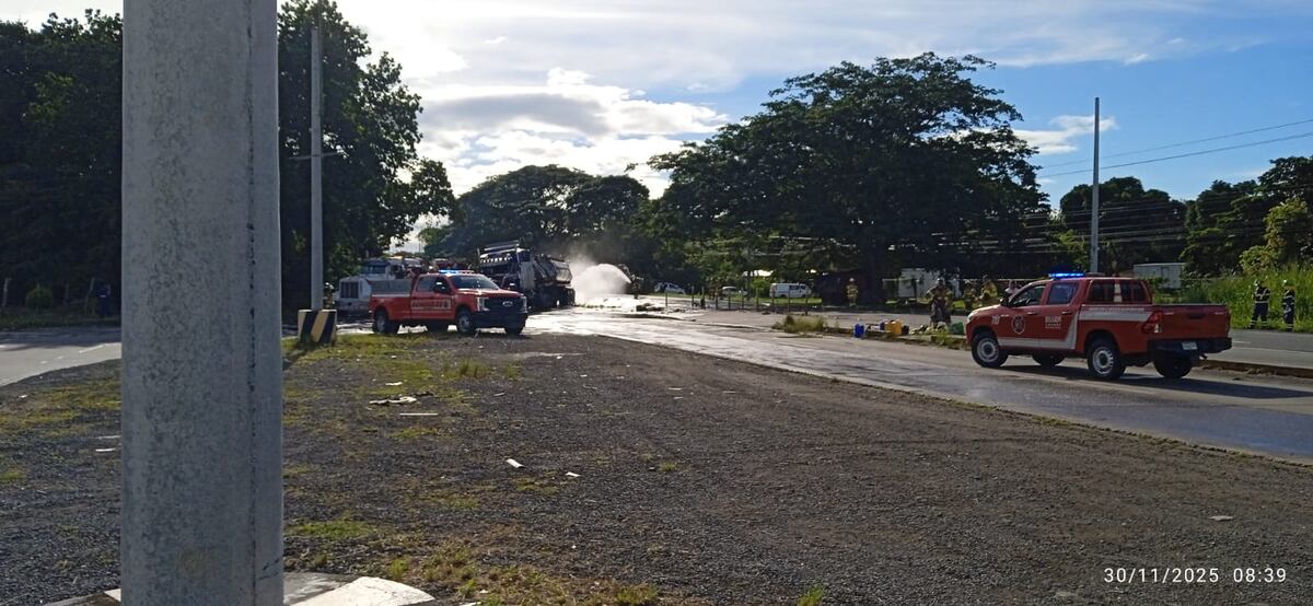 MiAMBIENTE y Bomberos controlan derrame de combustible tras accidente en Penonomé