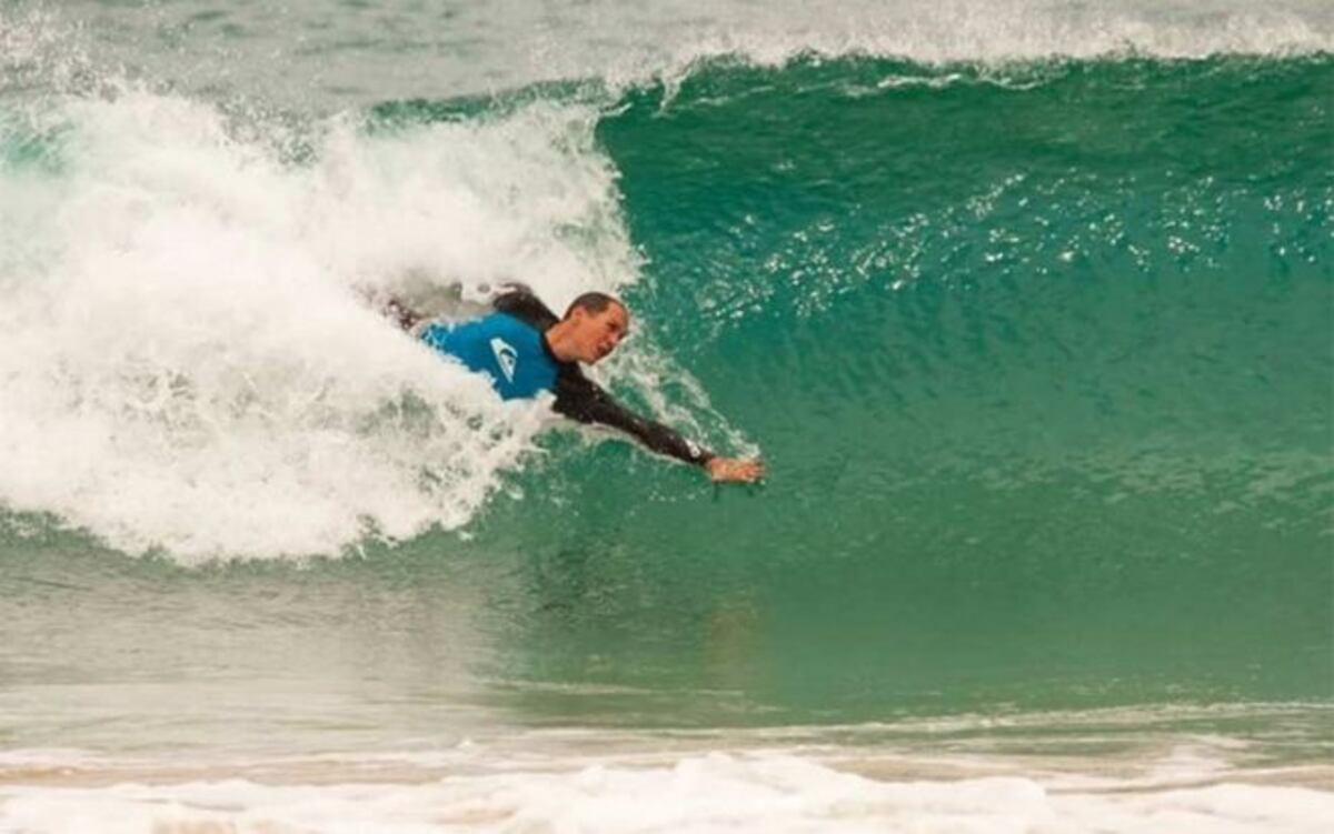 Un tiburón muerde en la cabeza a surfista