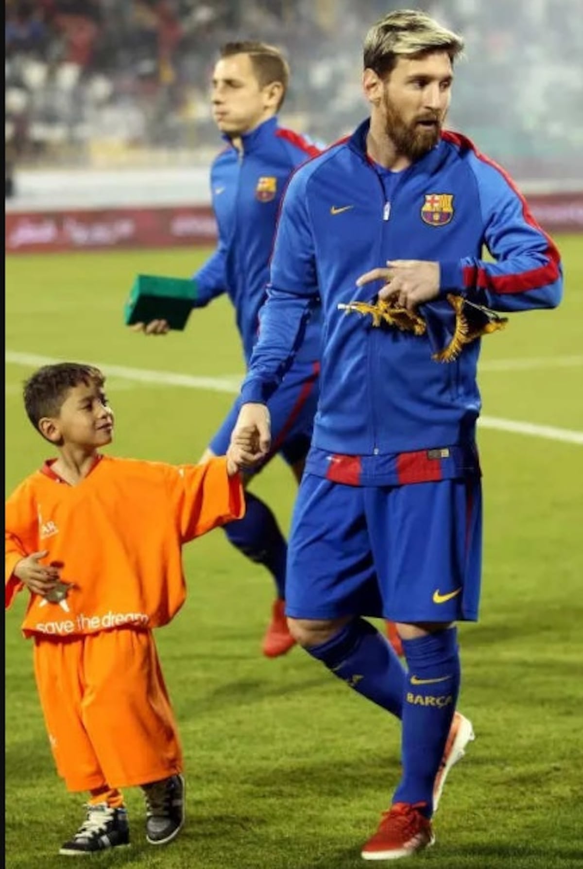 El niño afgano de la camiseta de plástico de Leo Messi teme a los talibanes