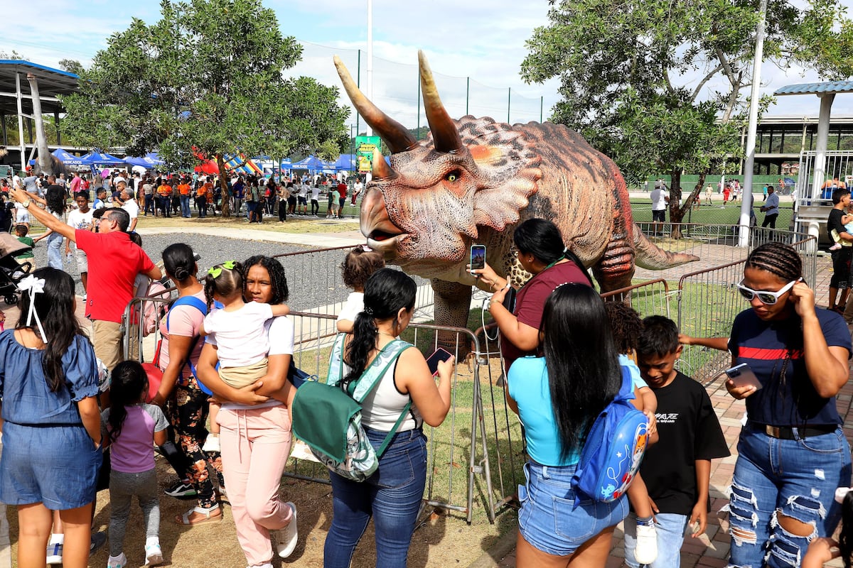 Tierra Jurásica despierta el asombro por los dinosaurios y atrae a miles