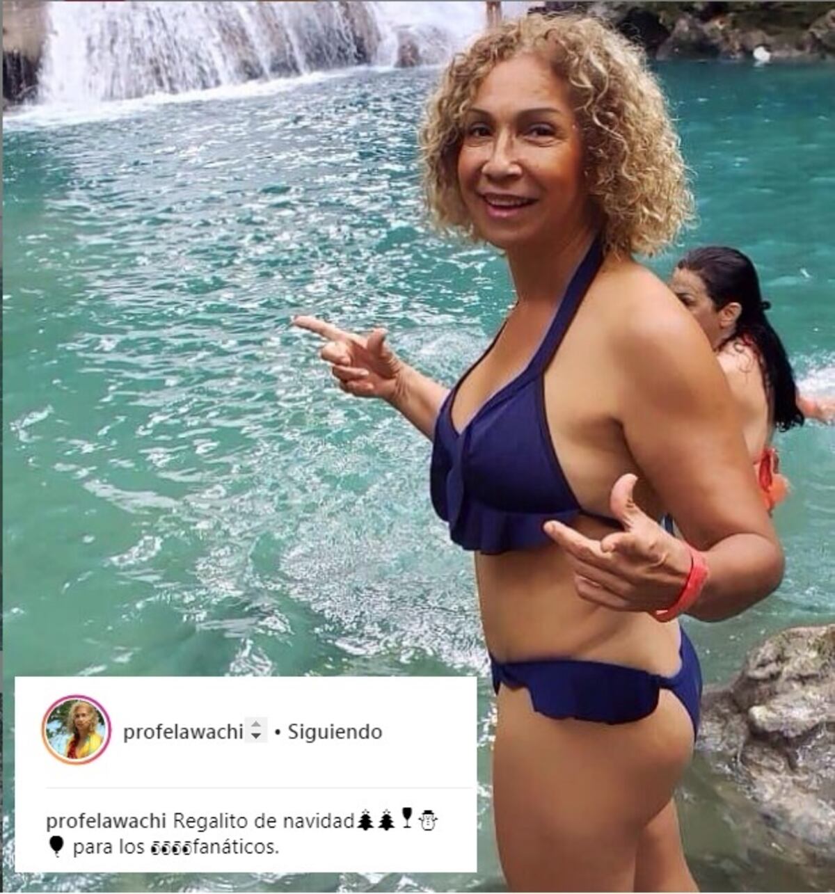 La 'Profe Wachi' da un regalito de Navidad a sus fanes y se muestra en bikini
