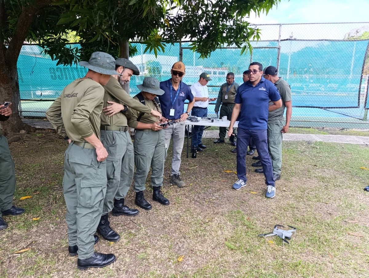 Guardaparques reciben capacitación en el uso de drones para monitoreo ambiental