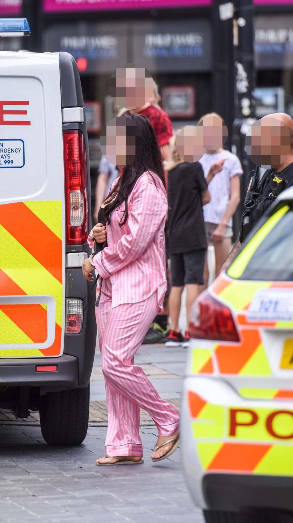 Joven escapa de celebración de cumpleaños en hotel con el cuello cortado