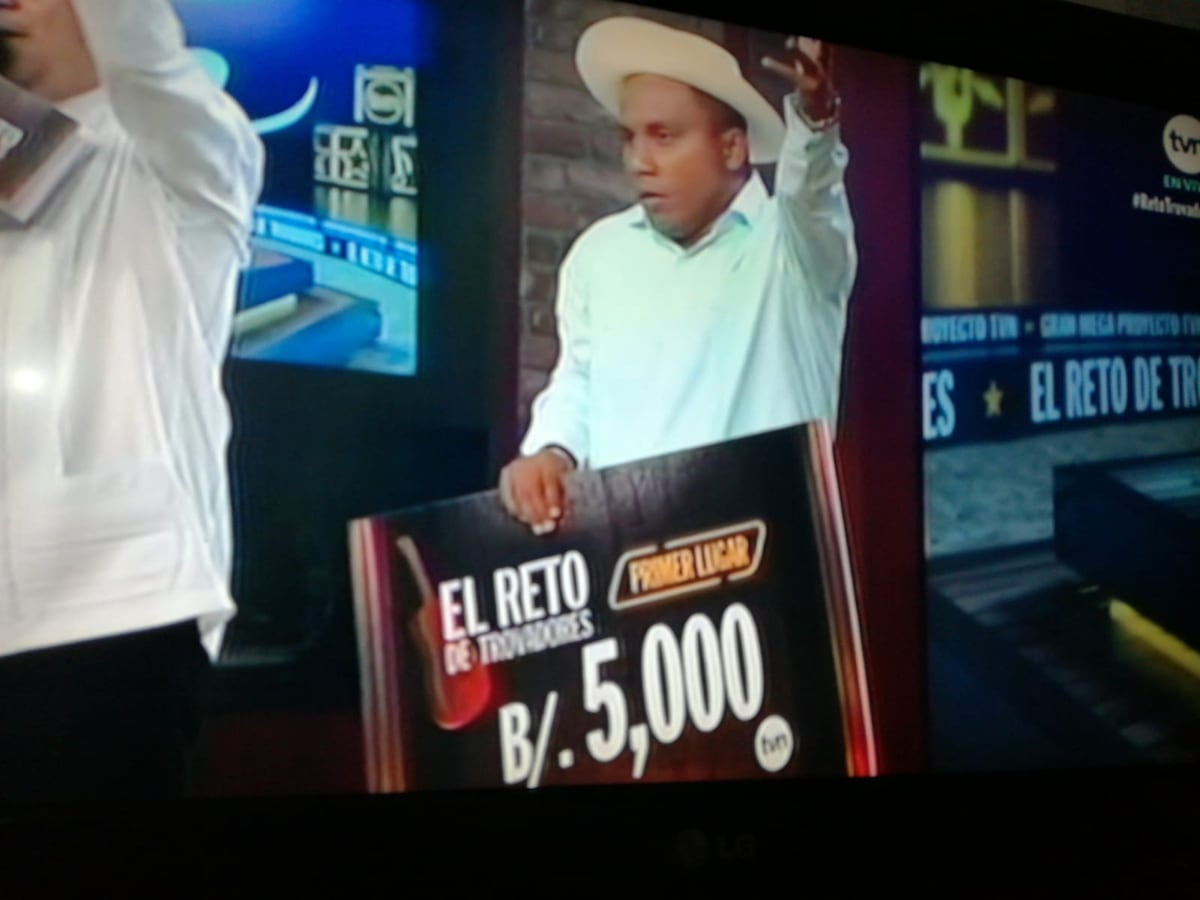 Coclé se llevó el triunfo. Ganador de El Reto de Trovadores muestra su premio. Video