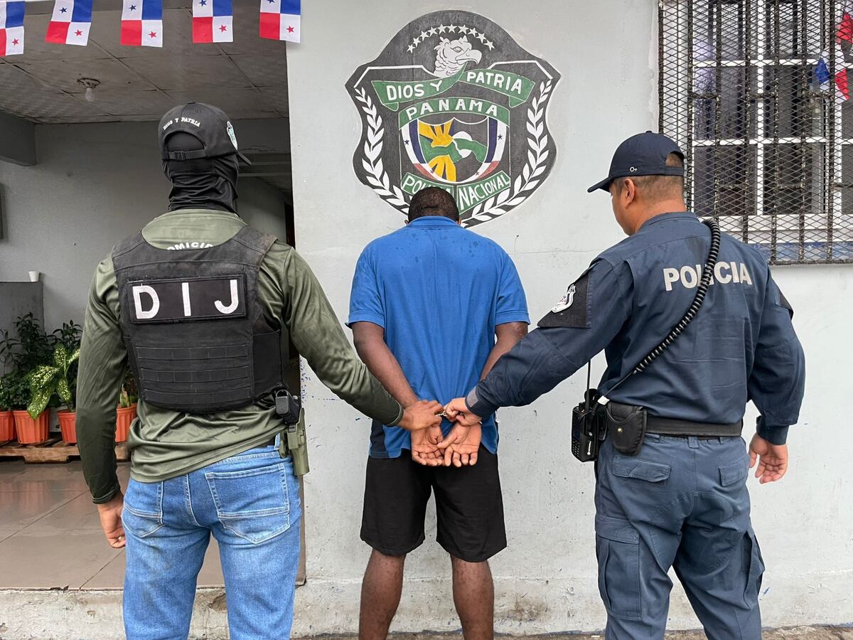 Allanamiento en Colón deja al descubierto una subametralladora lista para la acción