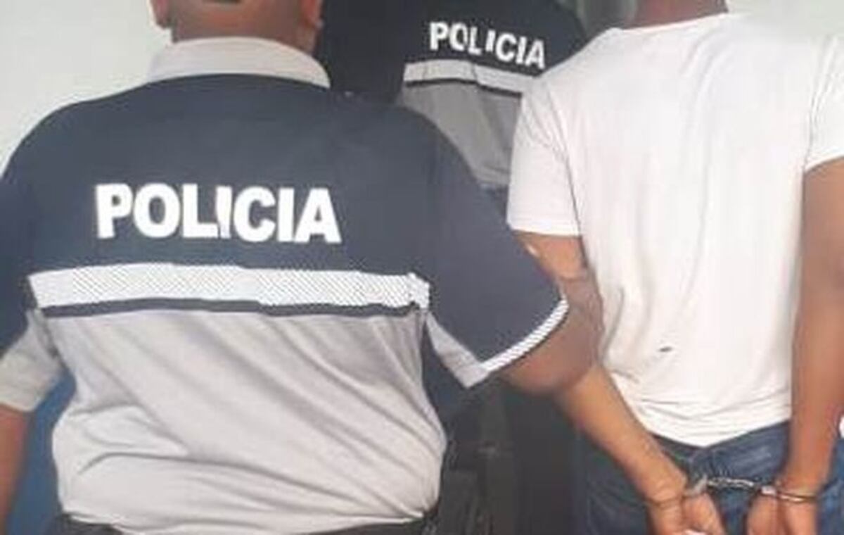 Con arma en mano roban minisúper. Capturan a uno