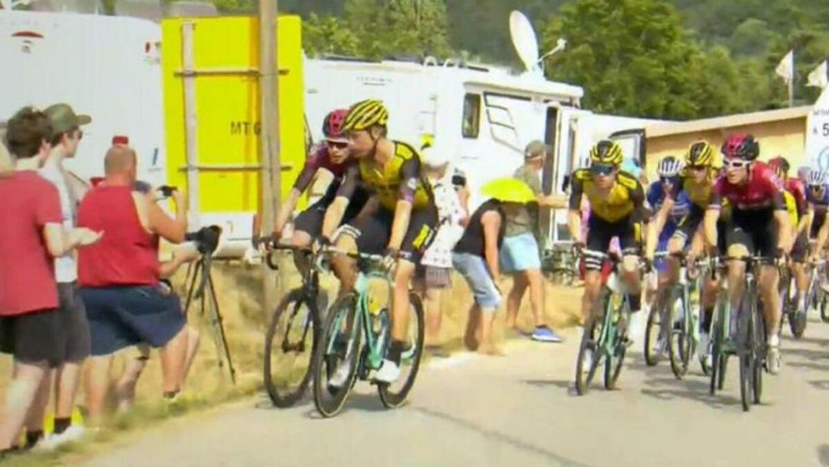 Expulsan a ciclistas que se empujaron en el Tour de France