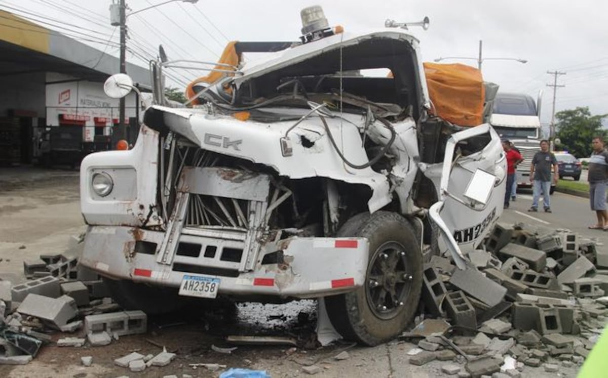 Camión que venía a velocidad se choca contra mula en reversa 