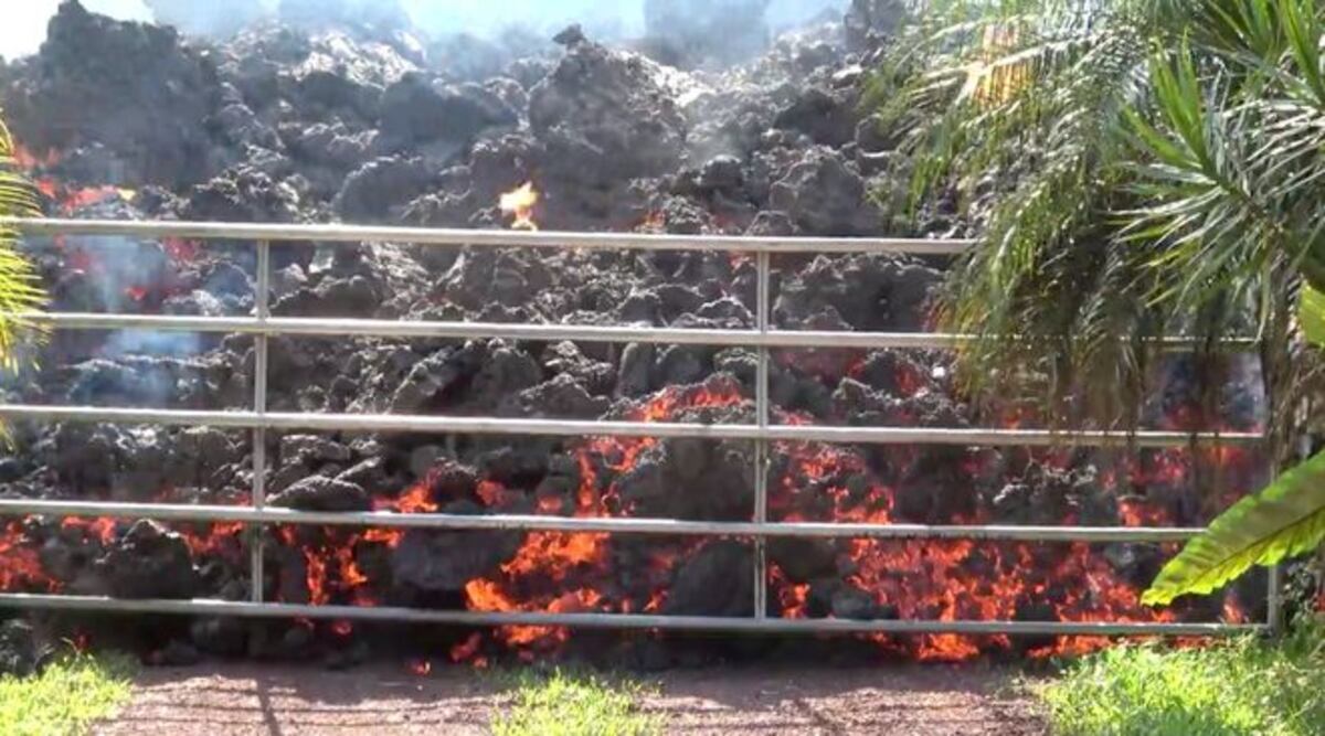 ¡IMPACTANTES IMÁGENES! Volcán hace fisura en Hawái y se devora casas