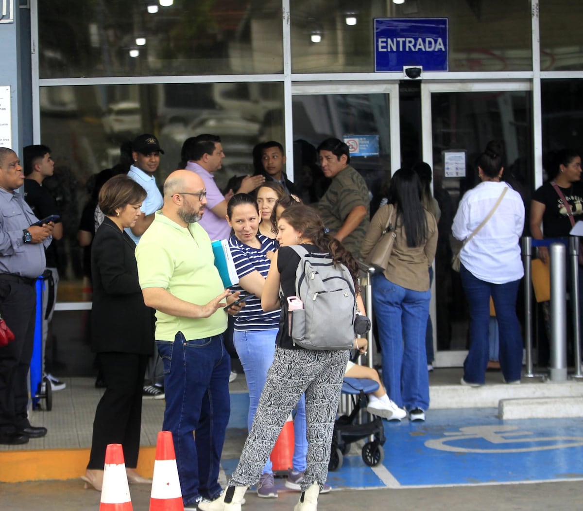 Filas eternas en Migración: piden ampliar plazo para cambio de residencia