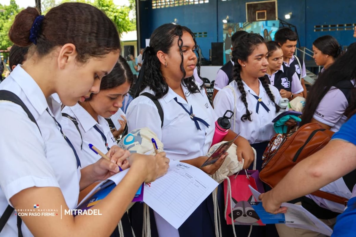 ¡No se quedan atrás! Estudiantes santeños reciben orientación pa’ su primer trabajo