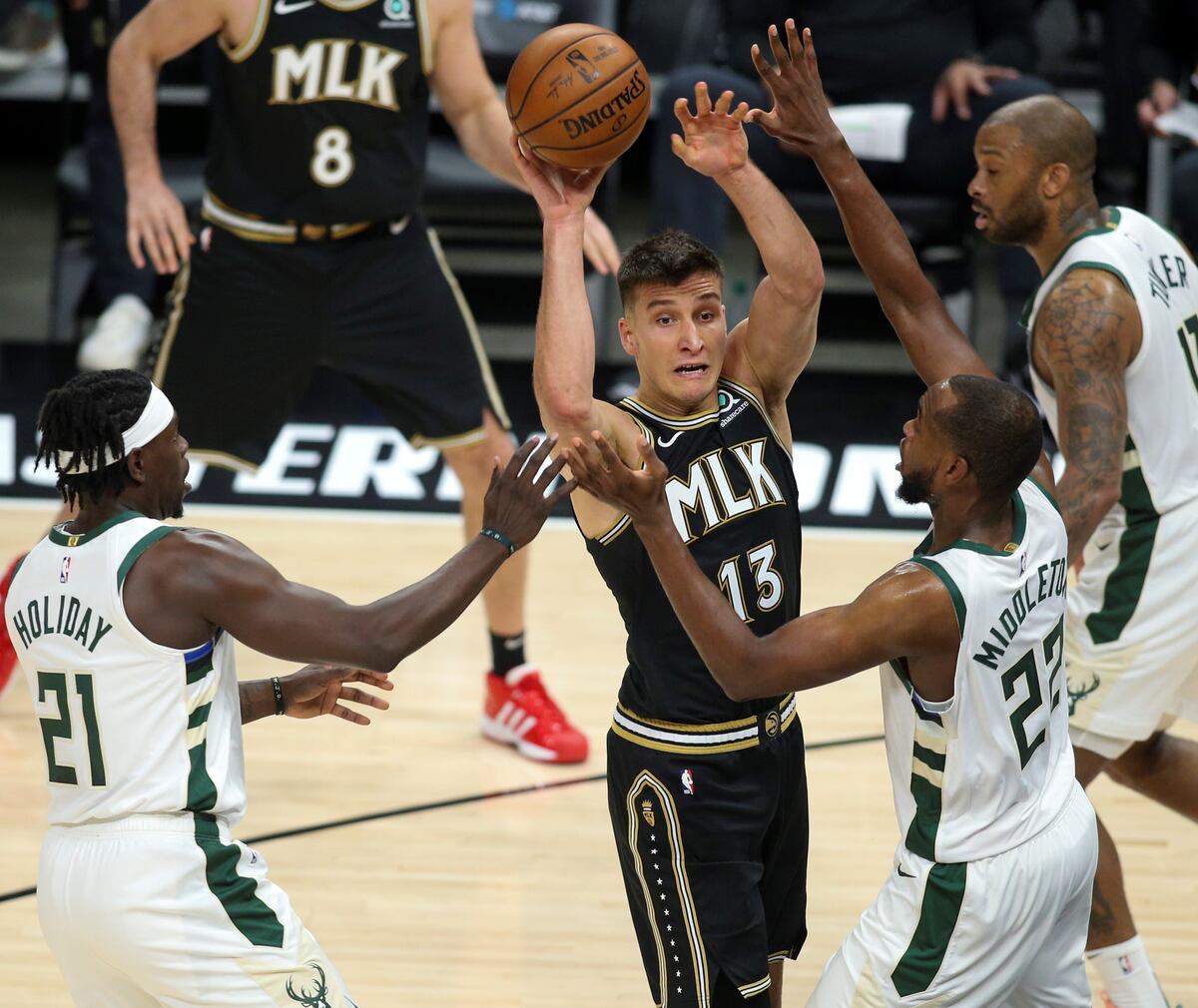 Hawks superan ausencia de Trae Young y empatan a los Bucks