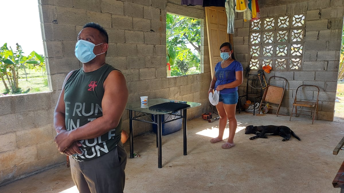 Se llevan a un hombre a la fuerza de su casa en Antón