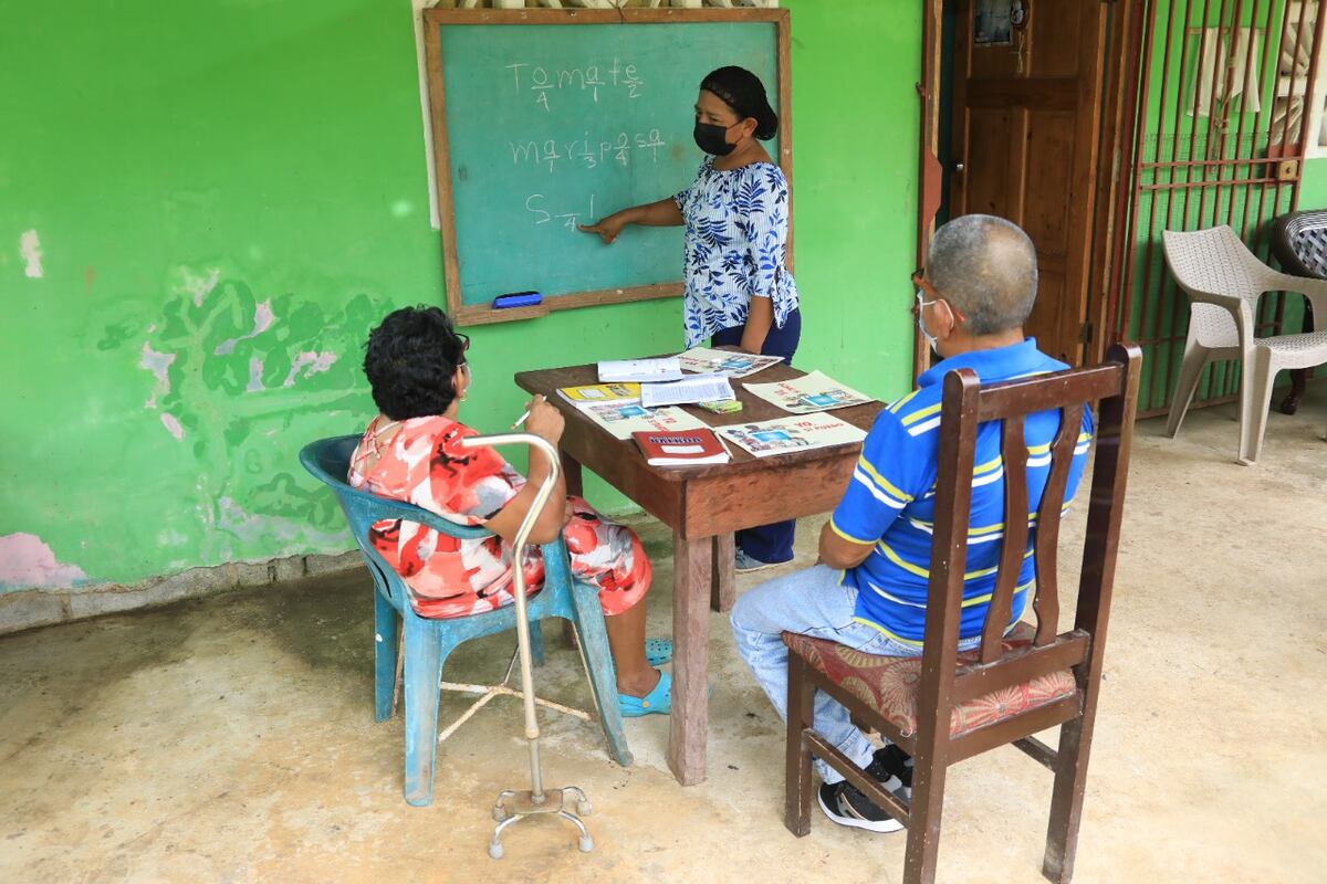Una pareja logró por primera vez escribir sus nombres en un papel