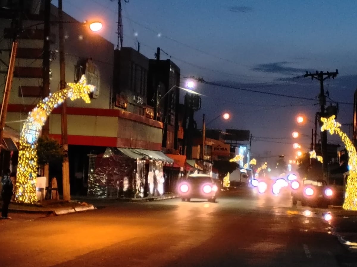 Santiago brilla con miles de luces para su esperado desfile navideño