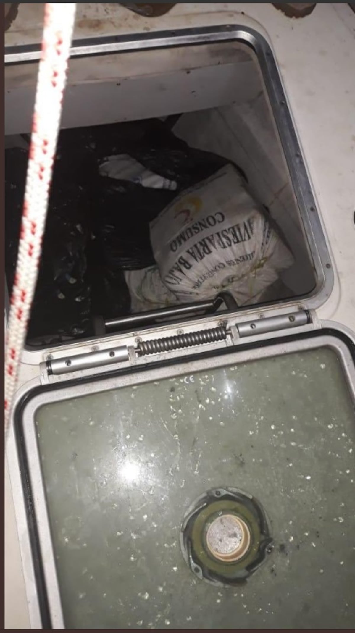 Extranjeros caen con droga. Los sacos estaban oculto dentro de un velero