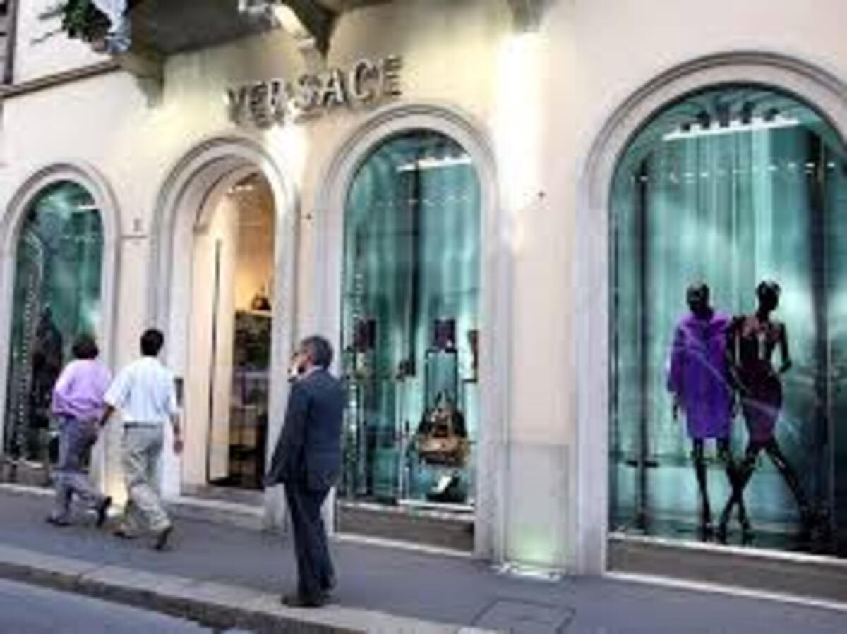 20 años pasaron desde la muerte de Gianni Versace y su imperio está en venta