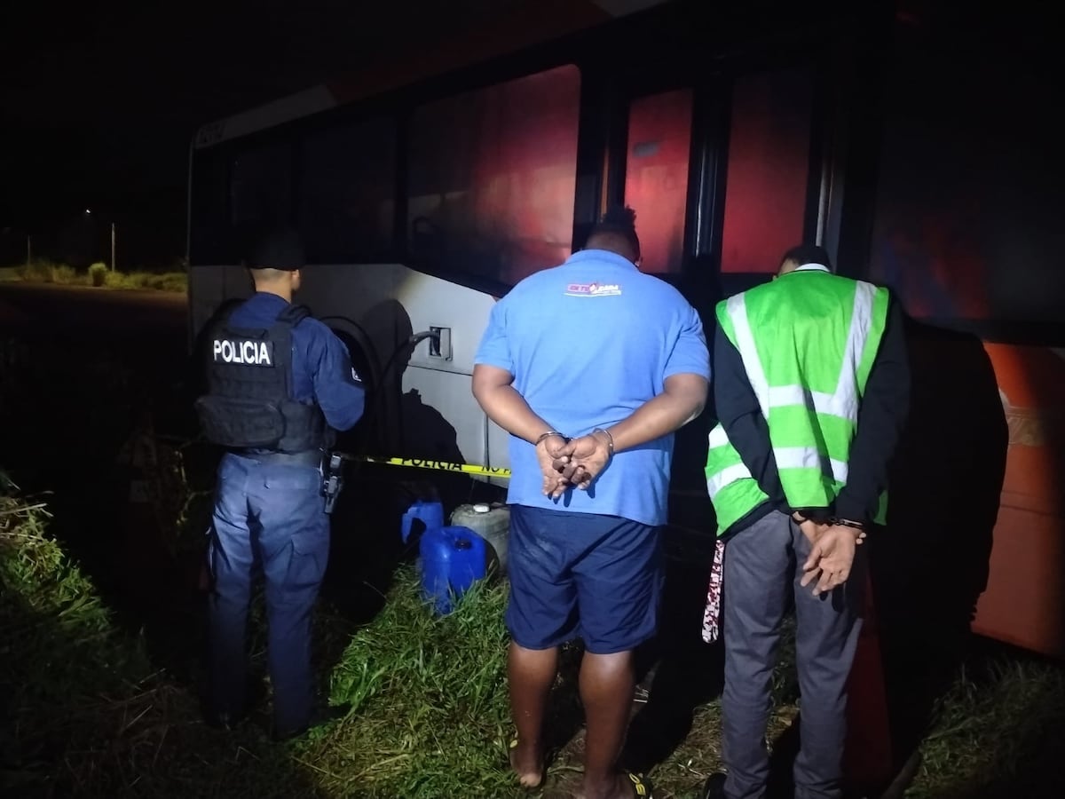 VIVEZA PURA: Con la manguera puesta sorprenden a conductor y otro hombre sacando combustible de un autobús del Estado