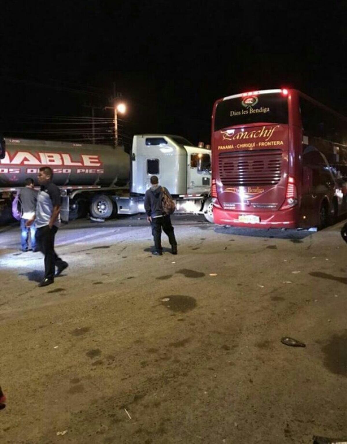 ¡Uy! Mula cisterna golpea a dos buses, dos autos y por suerte no explotó
