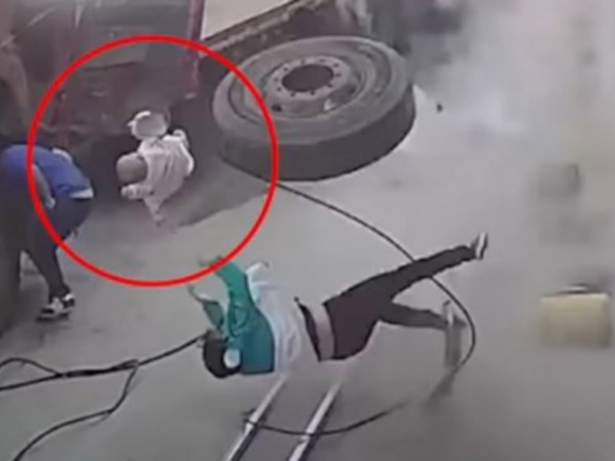 Video sensible. Un bebé sale volando tras explotar una llanta en China