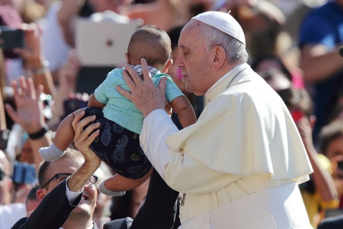 Polémica causa la portada de una revista española que pone al papa con un menor