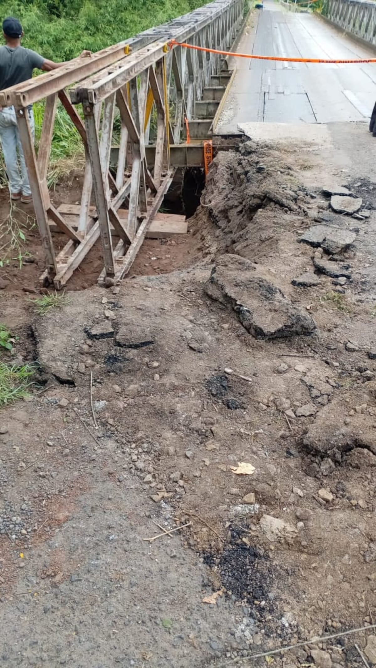 Moradores exigen un puente nuevo en Santiago Este