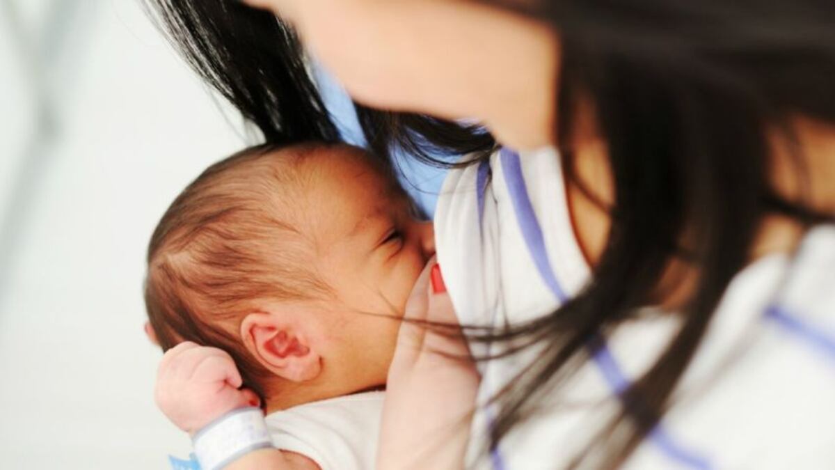 Mujeres embarazadas deben seguir amamantado, pese a tener coronavirus