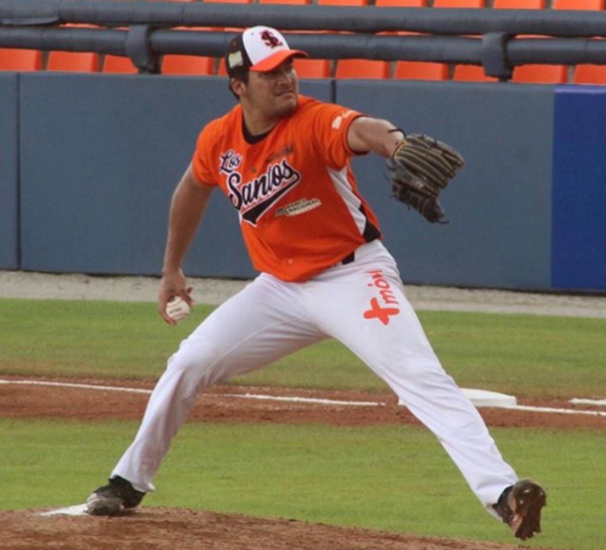 Santeño Carlos Luna se lleva premio de ‘Lanzador del Año’ y ‘Novato del Año’