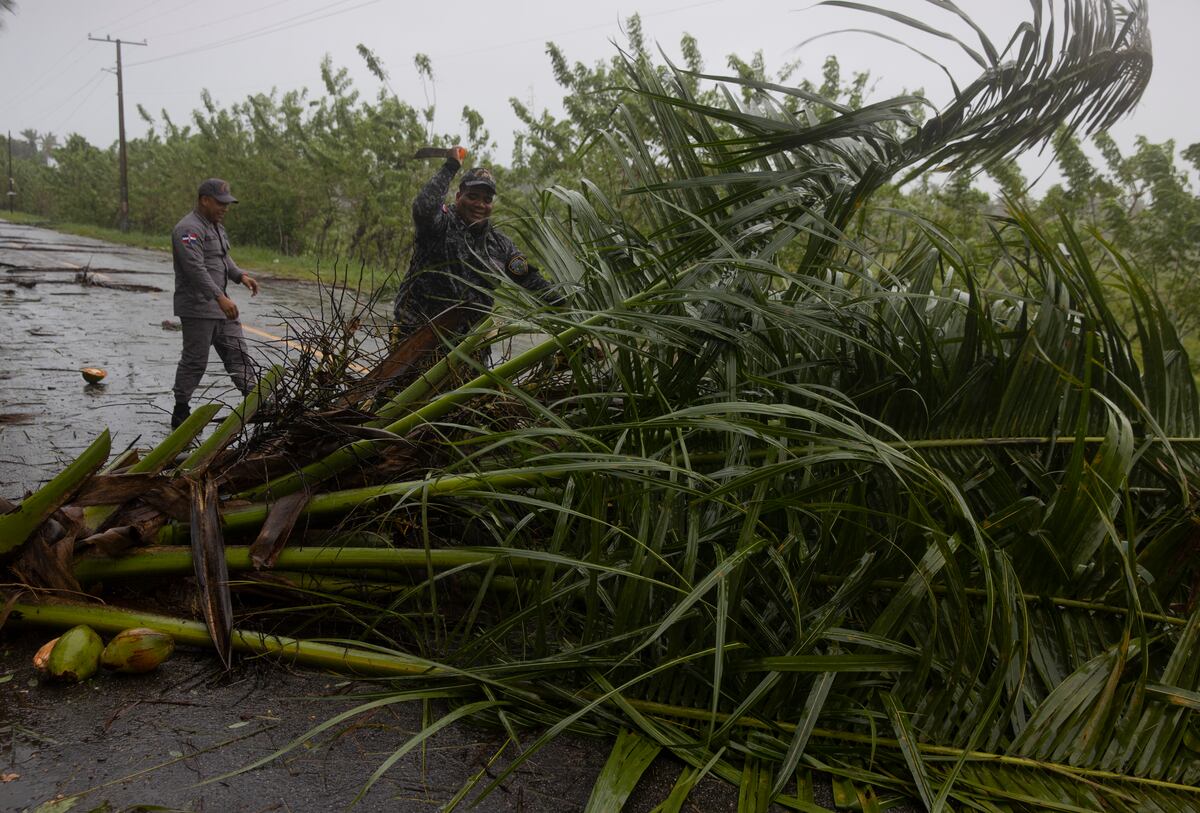 Fiona se fortalece tras su paso destructivo por islas del Caribe