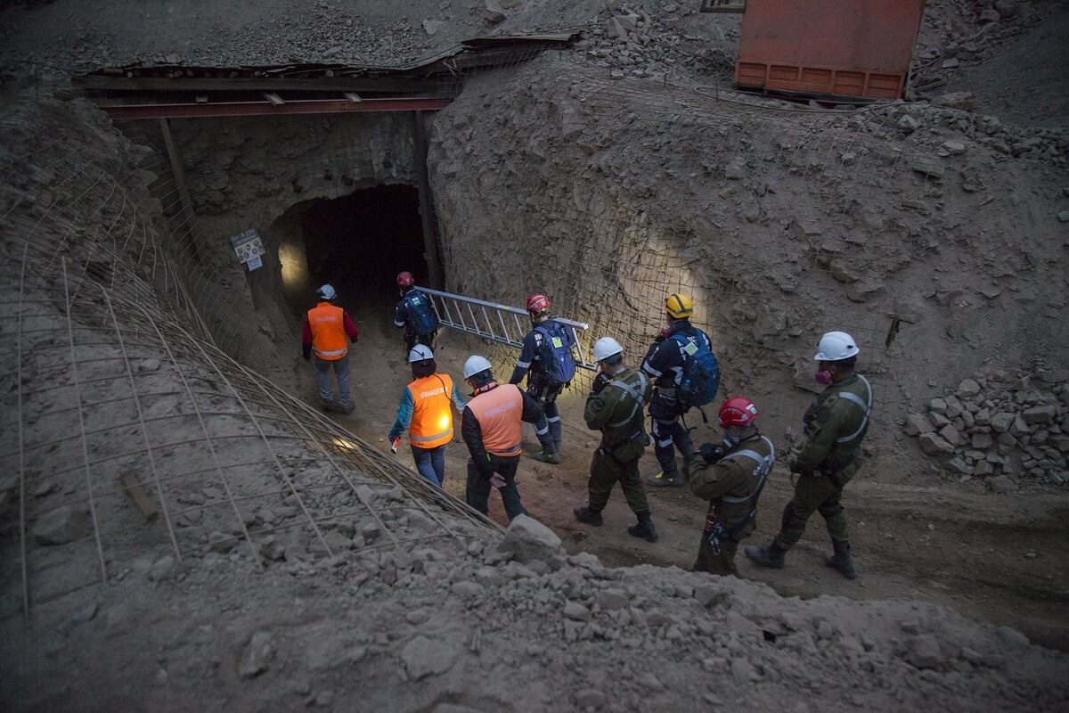 Confirman muerte de minero en el día del padre; su hijo si se salvó