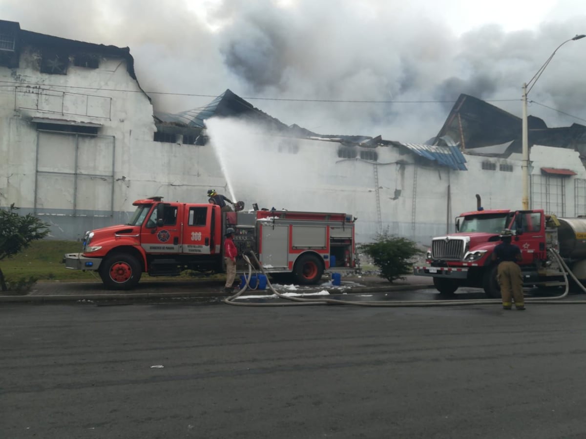 Tras 24 horas del incendio, bomberos mantienen sus labores en el área de France Field