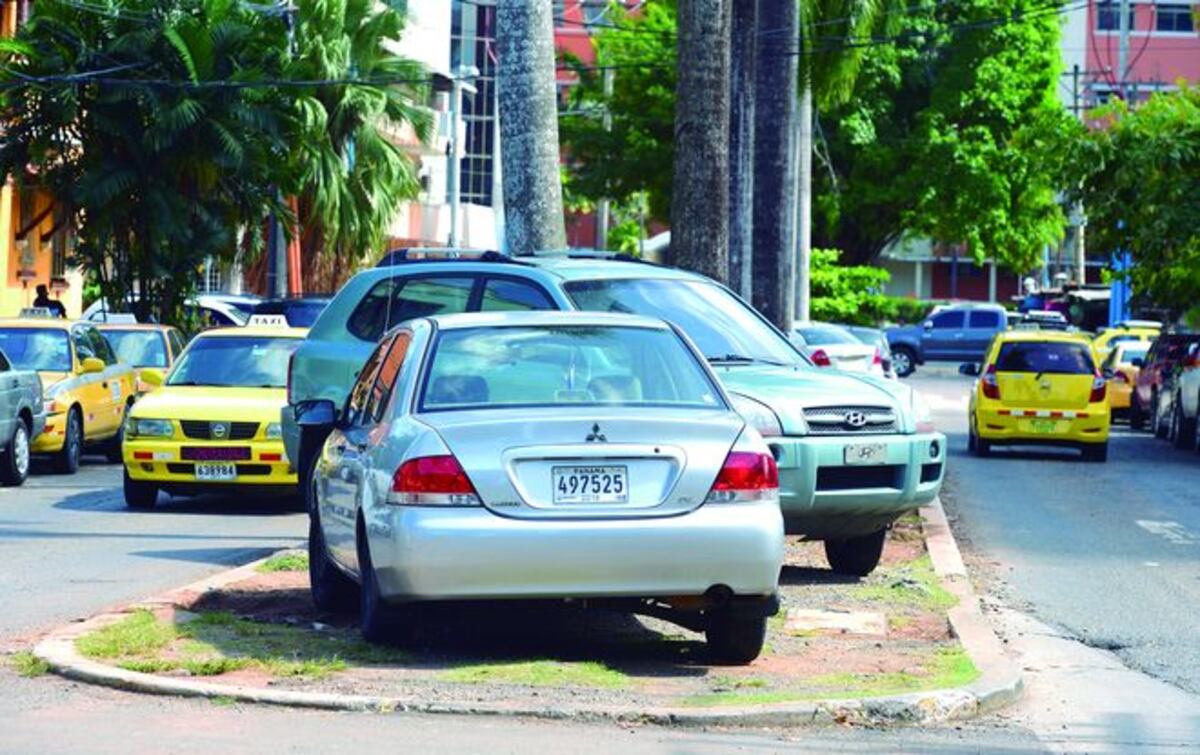 Prepárese. Costo de multas por mal estacionamiento y sobre aceras aumentará