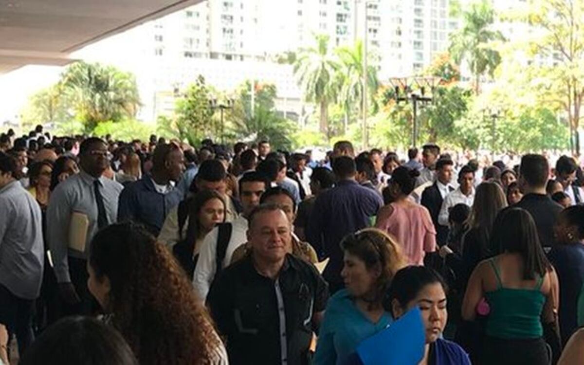 ¡DIOS! Miles andan buscando trabajo. Parecía manifestación y era feria de empleo