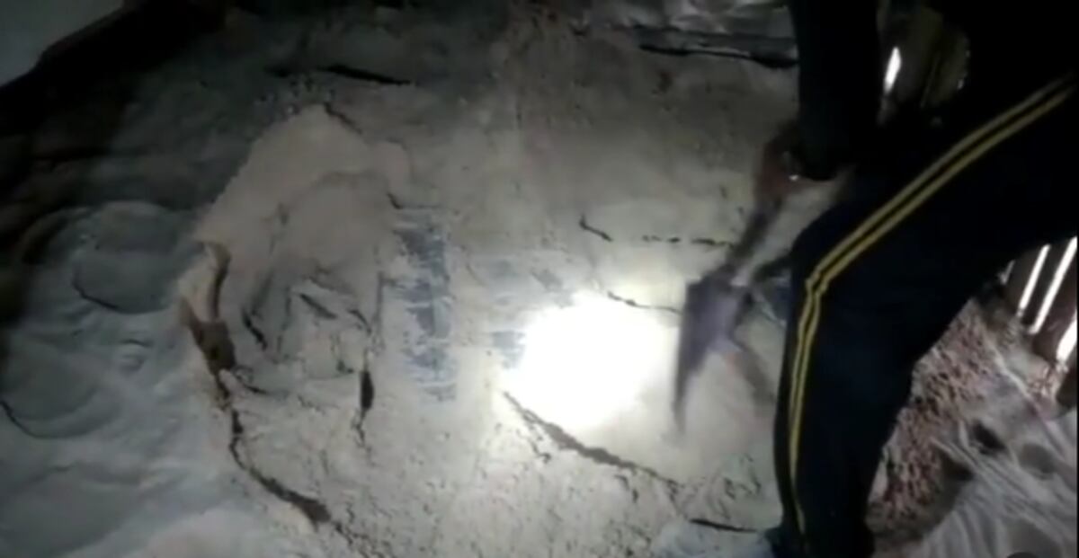 Hombre tenía 146 paquetes de droga bajo la arena en una isla turística de Guna Yala. Video