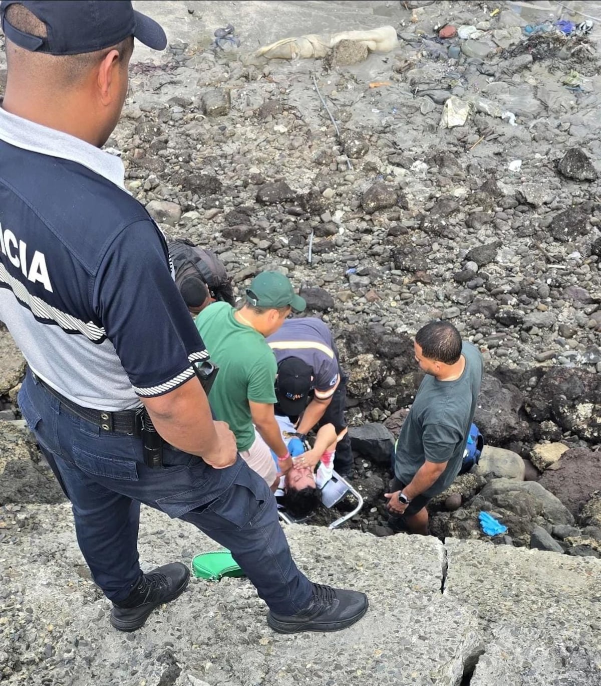 ¡Por una selfie casi no la cuenta! Mujer cae en rompeolas de Paitilla