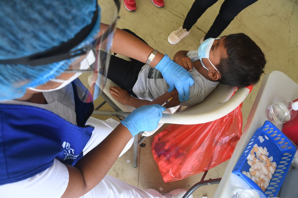 Sigue vacunación contra la Covid-19 