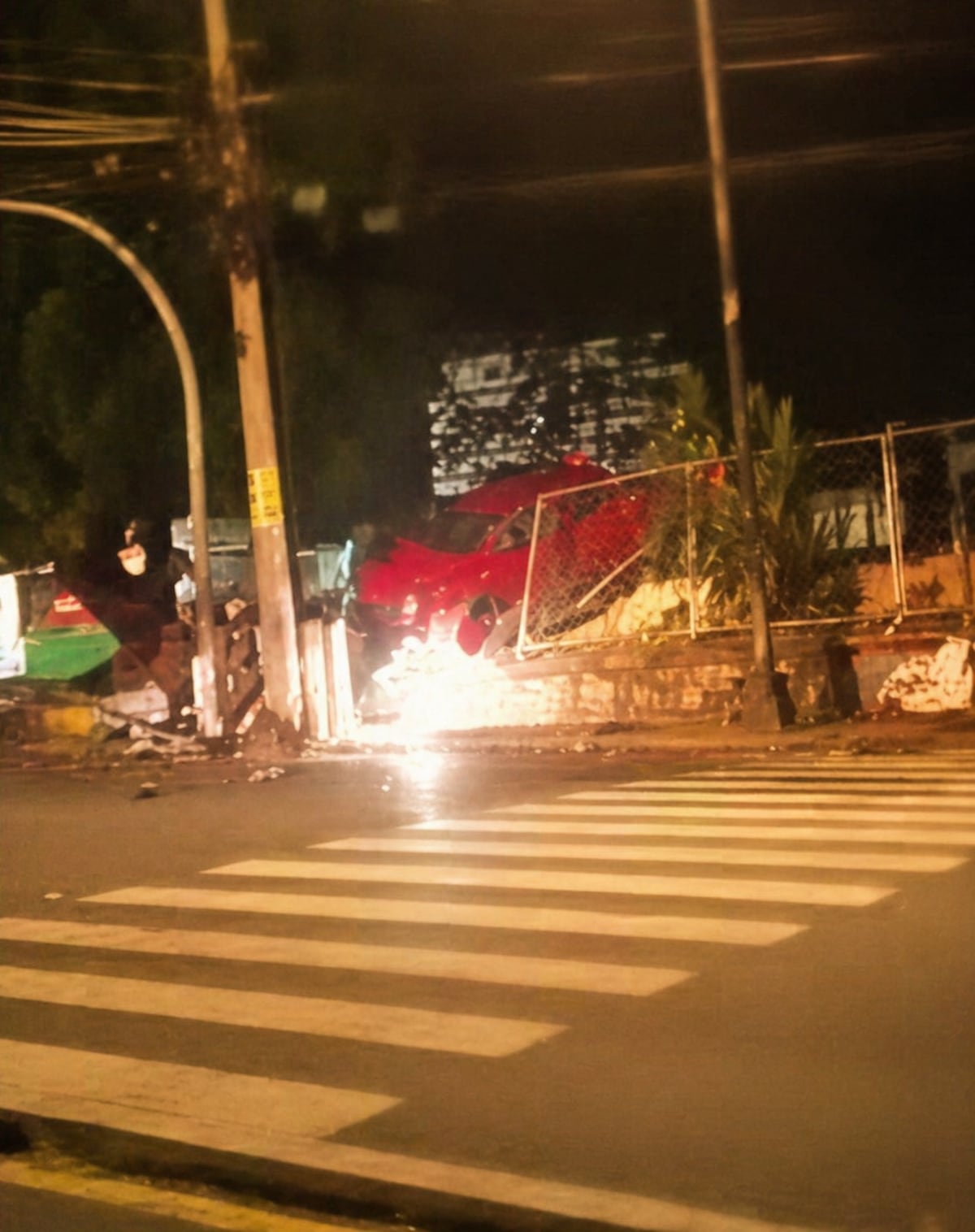 VIDEO | Choque brutal en Calidonia: Carro rojo atraviesa barrera metálica y queda incrustado